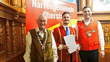 Wahlleiter Felix Kentischer (Mitte) hält die Bewerbungsunterlagen um den Bürgermeisterposten der Oberstadt in der Hand und präsentiert ...