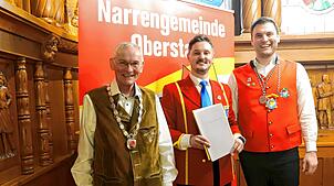 Wahlleiter Felix Kentischer (Mitte) hält die Bewerbungsunterlagen um den Bürgermeisterposten der Oberstadt in der Hand und präsentiert ...