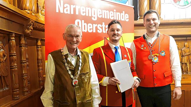 Wahlleiter Felix Kentischer (Mitte) hält die Bewerbungsunterlagen um den Bürgermeisterposten der Oberstadt in der Hand und präsentiert ...