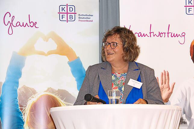 Claudia Waldvogel, die Vorsitzende des Zweigvereins Triberg, berichtet über die Solibrot-Aktion in der Fastenzeit, deren Erlös für ...