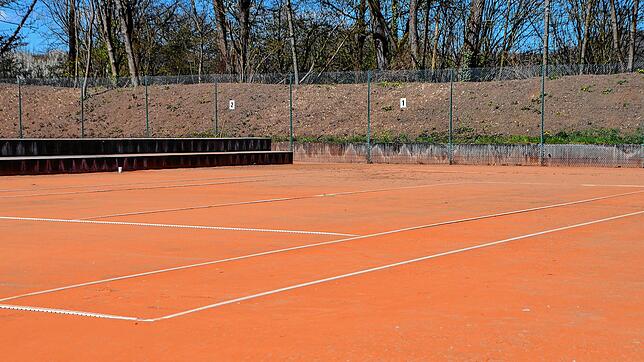 Ein trostloses Bild: Die Tennisplätze des TC Rheinfelden sind derzeit verwaist, Training und Wettkämpfe dürfen nicht stattfinden.