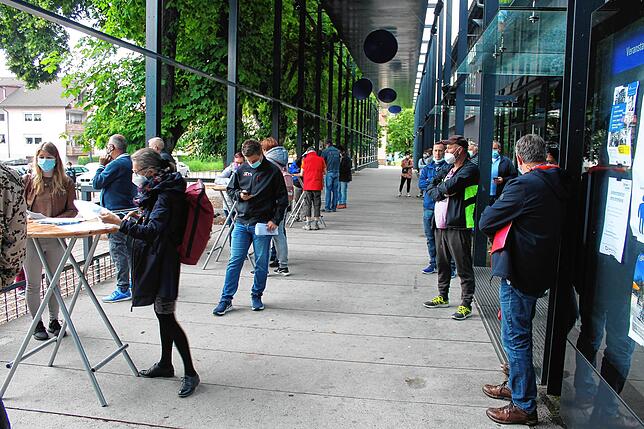 Anders als bei Impfaktion am 19. Juni ist eine halbe Stunde vor Öffnung der Donauhalle noch nicht so viel los.