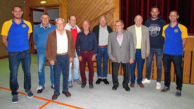 Von links: Alexander Hamann (Vorsitzender), die Geehrten des SV Meßkirch mit 50 bis 70-jähriger Mitgliedschaft; Reinhard Herath (50 ...