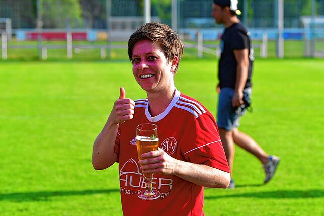 Prosit: Conny Albiez gönnte sich nach dem Schlusspfiff einen kühlen Schluck.