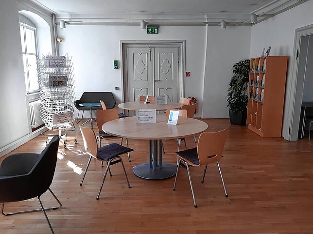 Und noch ein Ort mitten in der Innenstadt, wo Besucher willkommen sind, ohne Geld ausgeben zu müssen: Die Stadtbibliothek bietet ...
