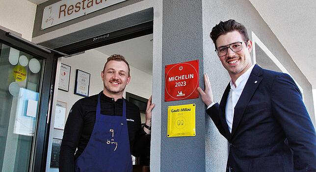 Jason (links) und Niklas Grom freuen sich im Juni über ihren Michelin-Stern, den sie 2023 am Eingang ihres Restaurants anbringen dürfen.