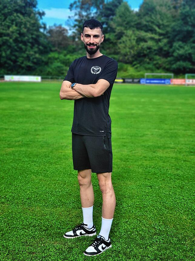Ardian Neziri steht auf dem Platz des ESV Südstern Singen, wo er bald auch wieder Fußball spielen möchte.