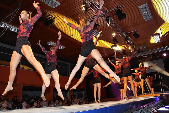 Bild 3: Bilder von der Turngala in Güttingen