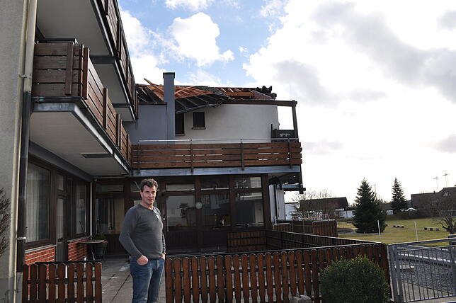 Das Dach des Gasthauses „Hirschen“ in Ühlingen-Birkendorf wurde am Montagvormittag aus der Verankerung gerissen. Inhaber ...