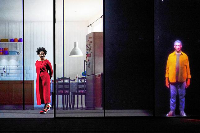 Der Vater (Roderick Williams) erscheint der Tochter (Julia Bullock) als Avatar.