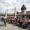 Gäste im Außenbereich eines Restaurants in Luzern &ndash; hier geht es künftig weiterhin ohne Zertifikatspflicht, im Innenraum jedoch ...