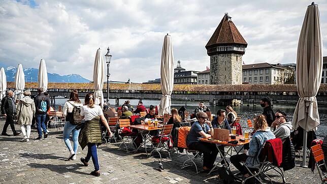 Gäste im Außenbereich eines Restaurants in Luzern &ndash; hier geht es künftig weiterhin ohne Zertifikatspflicht, im Innenraum jedoch ...