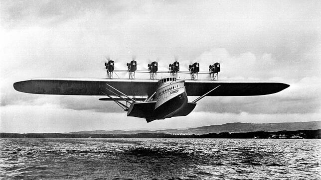 Die Do X beim Start auf dem Bodensee. Skeptiker hatten vor dem Erstflug im Juli 1929 geäußert, die 28 Tonnen schwere Maschine werde nur ...