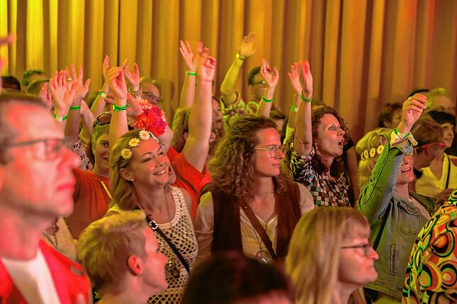 Bild 17: Papi's Pumpels: schrille Party im 70er Jahre-Look