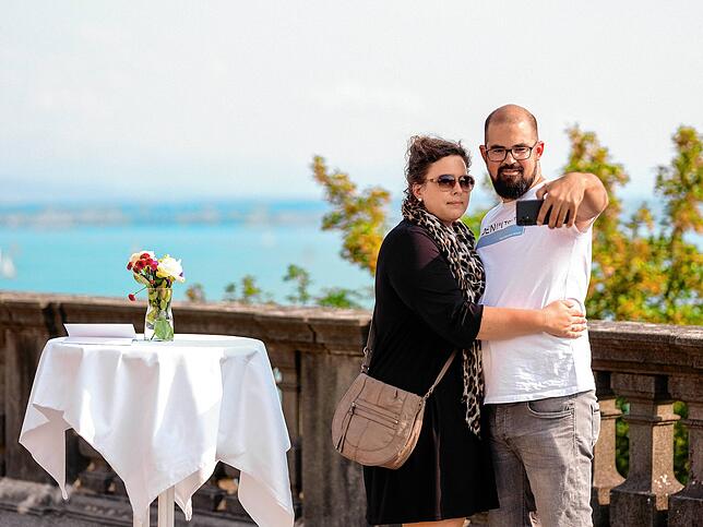 Verena und Ralf Knibbecke nutzen die schöne Seekulisse, die später nur mehr VIP-Gäste haben werden, für ein Selfie.