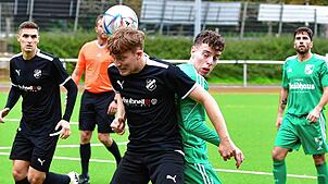 Tor nicht gegeben: Louis Laub (rechts vorn, im Kopfballduell mit Marius Lais) hatte für den SV Waldhaus beim FC Zell den vermeintlichen ...
