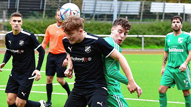 Tor nicht gegeben: Louis Laub (rechts vorn, im Kopfballduell mit Marius Lais) hatte für den SV Waldhaus beim FC Zell den vermeintlichen ...