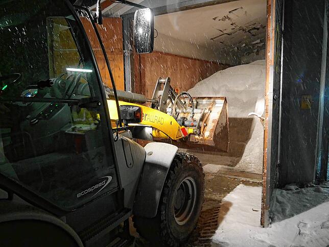 Gute Vorbereitung ist bei einem Wintereinbruch alles: Ein Bagger sorgt dafür, dass die Räumfahrzeuge in Mühlhausen-Ehingen mit Streusalt ...