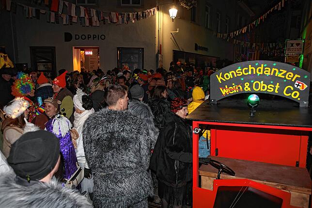 Bild 14: Konstanzer Straßenfasnacht 2025: Am Fasnachtssamstag werden Besenwirtschaften gestürmt