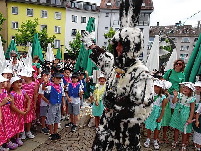 Bild 18: Auf dem Adenauerplatz in Friedrichshafen verteilt der Seehas seinen Hasenklee