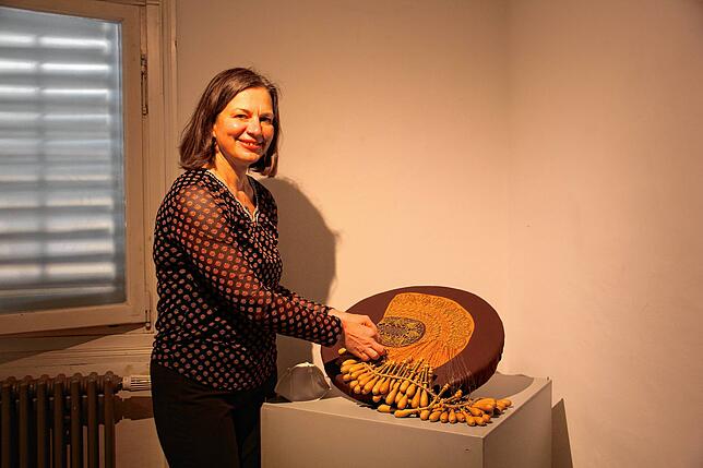 Museumsmitarbeiterin Birgit Rasp zeigt, wie eine Radolfzeller Haube geklöppelt wird.