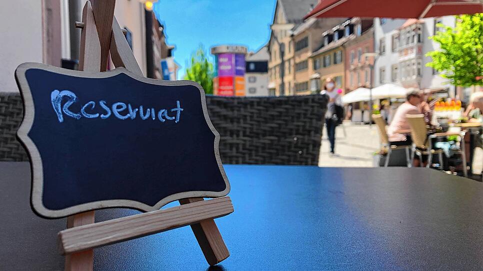 Trotz passender Inzidenz öffnen nicht alle Gastwirte in Villingen ihre Cafés und Restaurants. Andere dagegen schon.