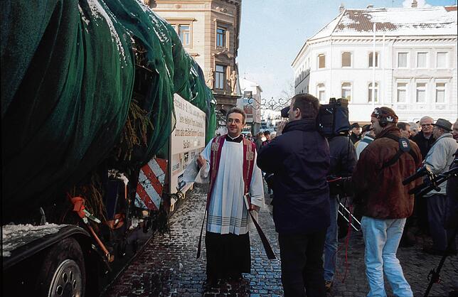 1998: Pfarrer Peter Berg segnete die Tanne, bevor sie die Reise nach Rom antrat.
