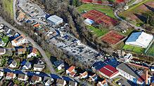 Die Perspektive von oben: Dort, wo jetzt noch vereinzelt Überreste des Brandes stehen, soll noch in diesem Jahr eine neue Industriehalle ...
