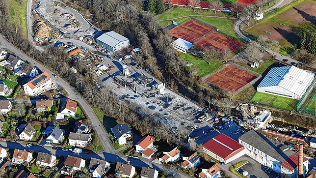 Die Perspektive von oben: Dort, wo jetzt noch vereinzelt Überreste des Brandes stehen, soll noch in diesem Jahr eine neue Industriehalle ...
