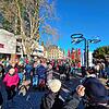 Schon gegen 11.30 Uhr strömten die Menschen in Richtung Rathausplatz.