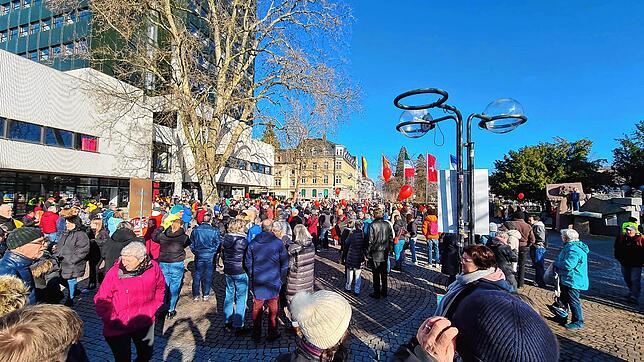 Schon gegen 11.30 Uhr strömten die Menschen in Richtung Rathausplatz.