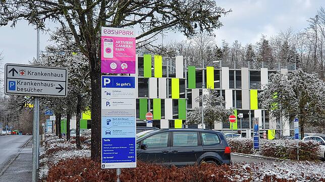 Mit Schildern wird den Parkplatz-Nutzern beim Klinikum erklärt, wie der Ablauf funktioniert. Das Autokennzeichen am Parkautomaten ...
