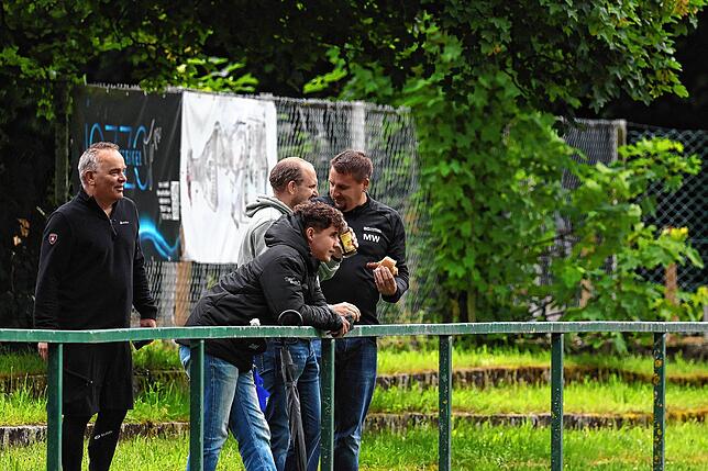 Bild 13: FC Pfaffenweiler feiert nach 2:1-Erfolg Relegationsplatz. Wir waren mit der Kamera dabei.
