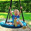 Diego sitzt im Juni diesen Jahres auf einem Ring mit Fangnetz auf dem Spielplatz neben dem Landratsamt. Da der Ring mit Seilen fixiert ...