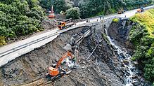 Schon am Samstag wurde schwer gearbeitet: Ein Blick auf die Unwetterschäden und Aufräumarbeiten auf der Arlbergpassstraße.