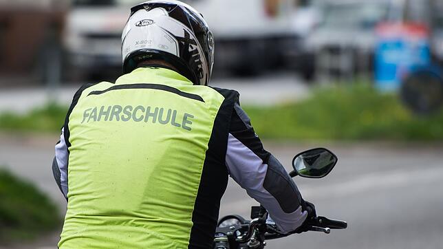 Eine Fahrschülerin ist bei einem Unfall auf einer Landstraße gestorben (Symbolbild)