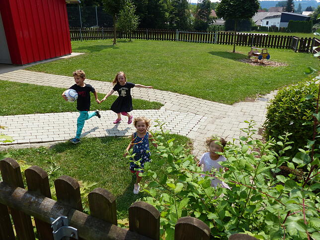 Hier soll der Kindergarten-Anbau Ahausen entstehen. Das Gartenhäuschen links muss versetzt und an anderer Stelle wieder aufgebaut werden.