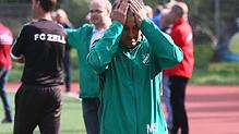 Unfassbar: Trainer Michael Schwald konnte die Entscheidung des Unparteiischen beim 0:1 seines FC Zell in Herten nicht nachvollziehen. ...