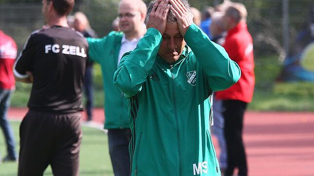Unfassbar: Trainer Michael Schwald konnte die Entscheidung des Unparteiischen beim 0:1 seines FC Zell in Herten nicht nachvollziehen. ...
