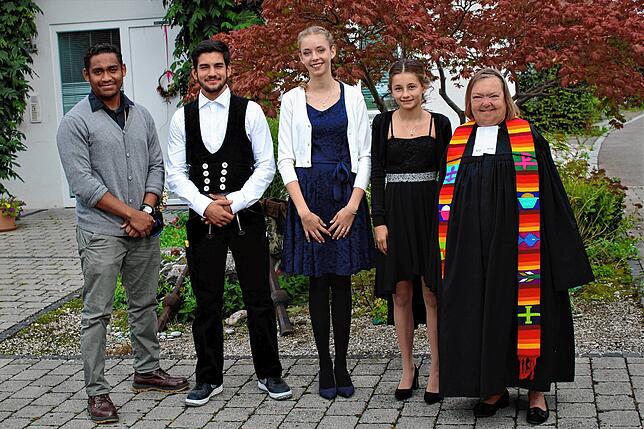 Heilig-Geist-Kirche Reichenau: Aryanto Wae aus Bali (Freiwilliges Soziales Jahr, von links), die Konfirmanden Demian Kazanc, Martha ...