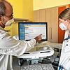 Anhaltendes Fieber ist eines der Anzeichen von Pims: Der Leiter der Kinderklinik, Matthias Henschen, und Pflegefachkraft Selina Käfer ...