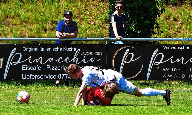 Bild 13: SC Lauchringen steigt nach 0:3 gegen Spvgg. Wutöschingen in die Kreisliga B ab &ndash; wir haben Bilder!
