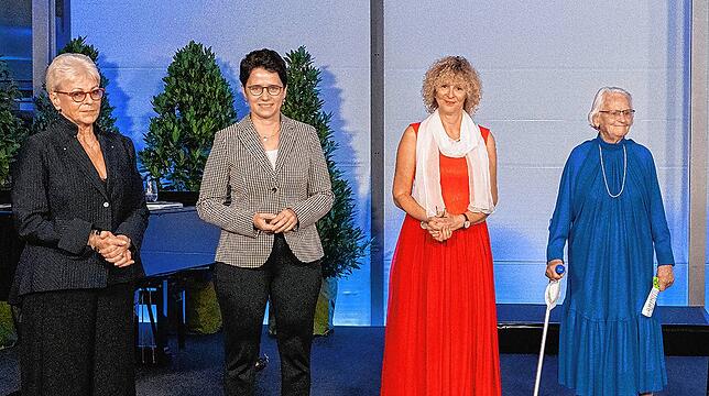 Drei Mitglieder der Familie Sick und eine Politikerin, von links: Renate Sick-Glaser, Landes-Justizministerin Marion Gentges, Dorothea ...