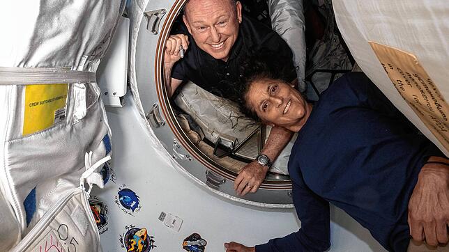 Die US-amerikanischen Astronauten Barry Wilmore (62, genannt Butch) und Sunita Williams (59, genannt Suni) kurz nach ihrer Ankunft auf ...