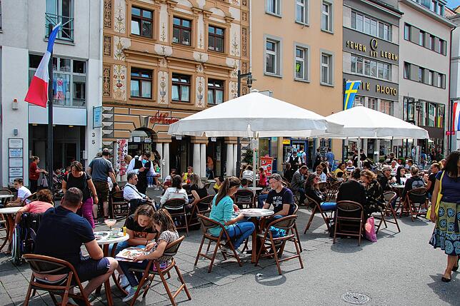 Die Straßencafés auf der Marktstätte waren am Wochenende sehr gut besucht.