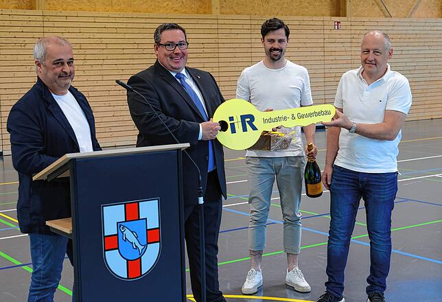 Glückliche Gesichter in der neuen Sporthalle in Moos im Mai 2022: Bürgemeister Patrick Krauss (Zweiter von links) erhält aus den Händen ...