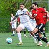 Der FC Überlingen (Fabian Keller, rechts) hat gegen den FV Walbertsweiler-Rengetsweiler (Tobias Schuhmacher) mit 2:3 verloren.