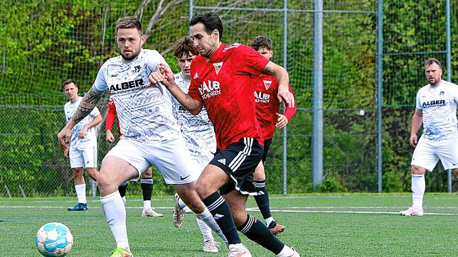 Der FC Überlingen (Fabian Keller, rechts) hat gegen den FV Walbertsweiler-Rengetsweiler (Tobias Schuhmacher) mit 2:3 verloren.
