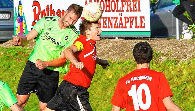 Lang ist es her: Von 2012 bis 2015 spielte Max Hauser (links, beim Kopfballduell mit Andreas Rutschmann vom FC Hochrhein) unter Trainer ...