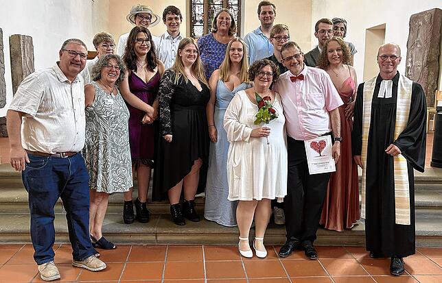 Glückliches Paar nach der kirchlichen Trauung: Sonja und Christian König mit Pfarrer Oliver Uth sowie Familie und Freunden.